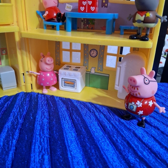 Peppa Pig Red and Yellow House Playset with Car - Picture 5 of 15